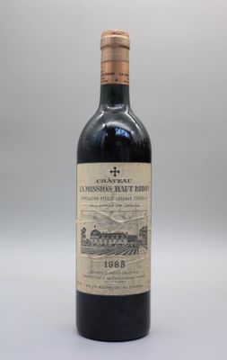 l'image d'une bouteille de vin posée sur une table