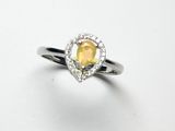 un gros plan d'une bague ornée d'une citrine en forme de cœur entourée de diamants