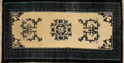 CHINE, PÉKIN. Tapis en laine à fond crème à décor géométriqu…