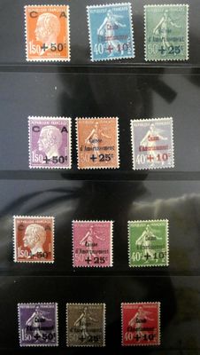 une présentation de timbres sur un fond noir
