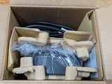 une boîte en carton contenant tout un tas de fils électriques