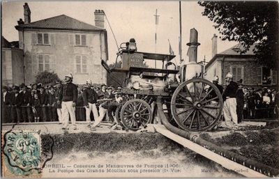 une vieille photo d'une calèche tirée par un homme