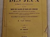 un vieux livre posé sur un tissu blanc, avec une couverture dorée