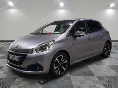 la voiture argentée est garée sur un sol en damier dans le garage