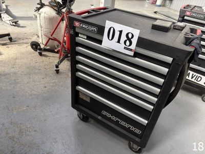 une photo d'une armoire à outils sur laquelle figure un numéro
