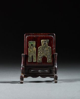 une image représentant une chaise rouge dont le dossier est orné d'une décoration dorée