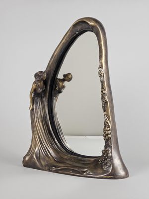 une sculpture métallique représentant une femme et un homme sur une vague