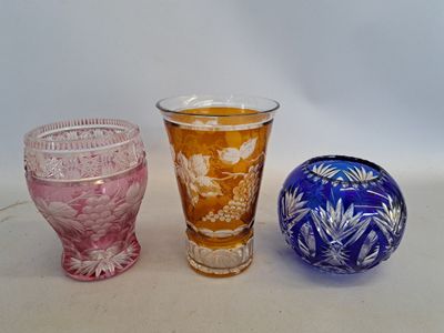 trois vases en verre posés l'un à côté de l'autre sur une table