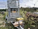 un camion chargé d'un tas de bois