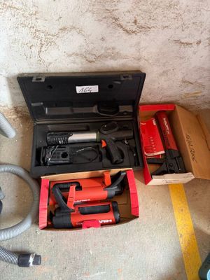 une boîte d'outils posée sur le sol à côté d'une boîte d'outils