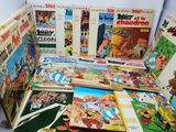 beaucoup de bandes dessinées posées ensemble sur la table