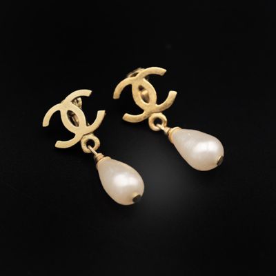 une paire de boucles d'oreilles Chanel ornées de perles
