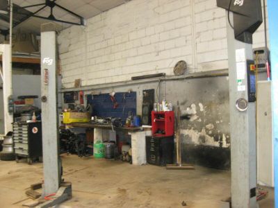 l'image d'un garage contenant de nombreux outils