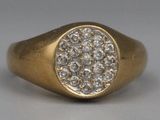 une image représentant une bague en or sertie d'un groupe de diamants