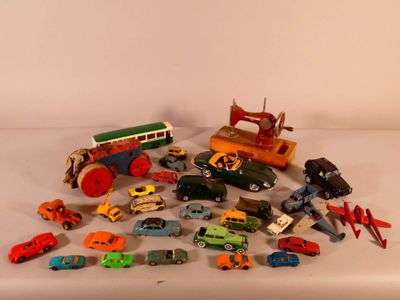 Réunion de jouets à la découverte. - Photo 1