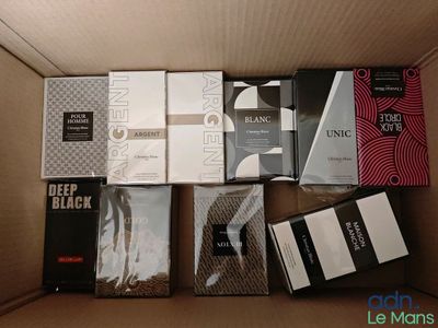 une boîte pleine de livres posée sur une table