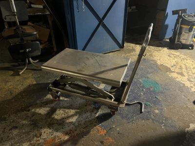 un chariot posé par terre dans le garage