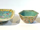 trois pièces de poterie posées sur une surface blanche