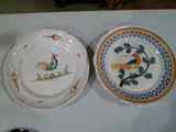 deux assiettes posées sur une table