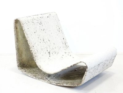 une chaise blanche posée sur une surface blanche