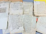 une pile de vieux papiers posée sur une table bleue