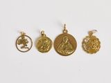 trois pendentifs en or représentant la Vierge à l'Enfant