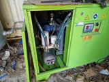 une machine verte qui se trouve à l'intérieur d'un bâtiment