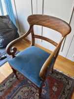 Bureau plat, à trois tiroirs en ceinture, le plateau gainé d… (photo 4)