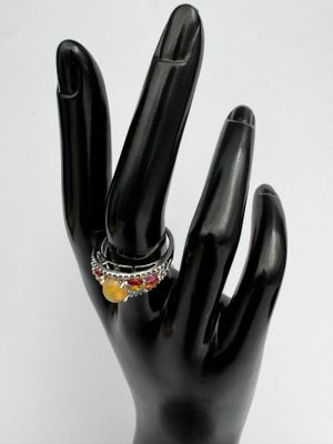 une main noire avec une bague et une autre bague