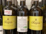 plusieurs bouteilles de vin sont alignées sur un comptoir