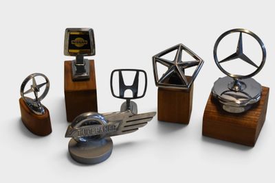 many different types of car emblems and awards on display