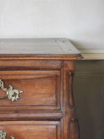 COMMODE TOMBEAU en acajou mouluré et sculpté, la façade galb… (photo 4)