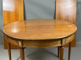 deux chaises et une table dans une pièce