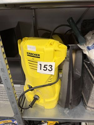 un seau jaune posé sur une étagère, à côté d'autres objets