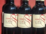 six bouteilles de vin sont alignées sur une chaise rouge