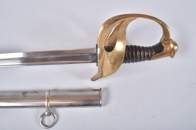 deux épées posées l'une à côté de l'autre sur une table