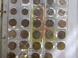 un classeur contenant un tas de pièces de monnaie