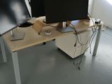 deux écrans d'ordinateur posés sur un bureau
