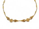 une image d'un collier en or sur fond blanc