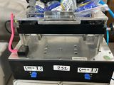 une machine posée sur une table