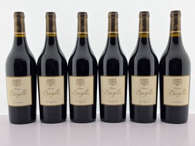 six bouteilles de vin rouge sont alignées sur une table