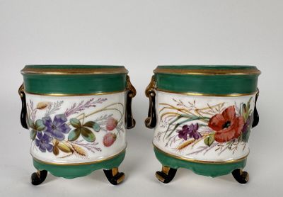 Paire de cache-pots tripode en porcelaine de Paris à décor d…