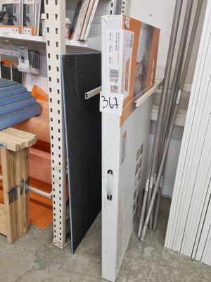 il y a beaucoup de types de meubles différents dans le magasin