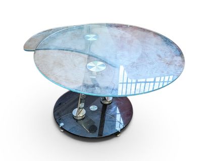 une table en verre avec un piètement en métal, posée sur un sol blanc