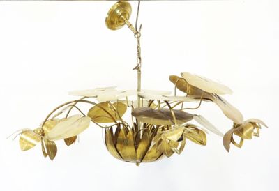 un lustre doré orné de fleurs et de feuilles, suspendu au plafond
