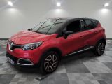 un SUV Renault C-HR rouge garé dans un garage