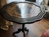 une petite table ornée d'un motif noir et or