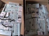 beaucoup de billets dans une boîte posée par terre