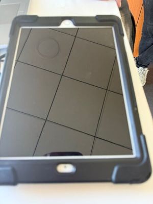 une tablette posée sur une table
