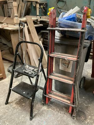 une échelle appuyée contre une chaise dans un garage